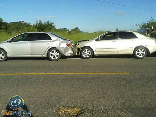 Colisão entre dois veículos na Rodovia João Paulo II entre Campo do Brito e Itabaiana