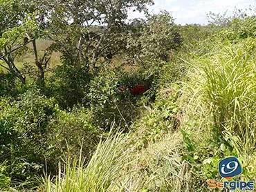 Motorista perde controle de carro e cai em ribanceira em rodovia entre Campo do Brito e Itabaiana