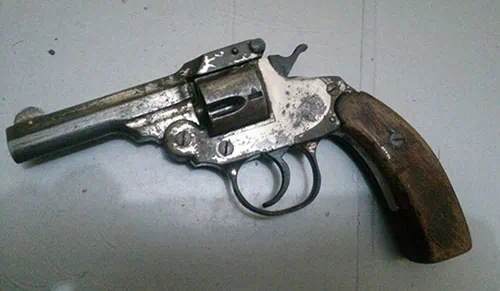 PM flagra dupla com arma de fogo no centro de Campo do Brito
