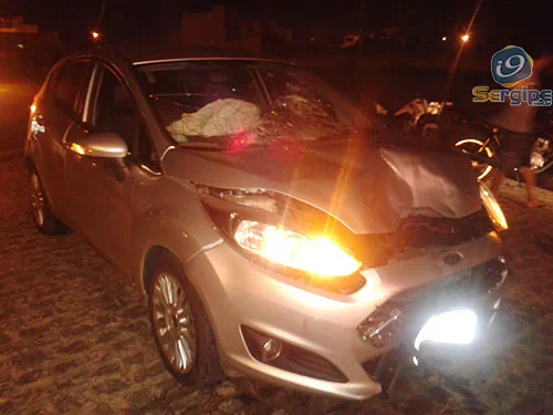Colisão entre carro e moto deixa duas pessoas feridas no centro de Campo do Brito