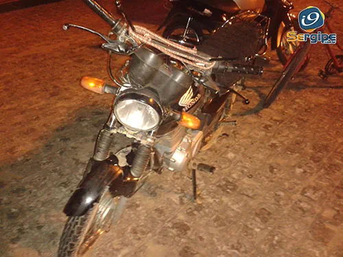 Colisão entre carro e moto deixa duas pessoas feridas no centro de Campo do Brito