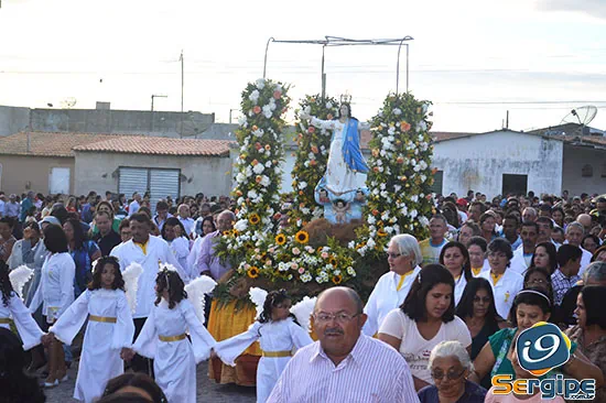 Fiéis lotam ruas de Campo do Brito durante procissão da padroeira Nossa Senhora da Boa Hora
