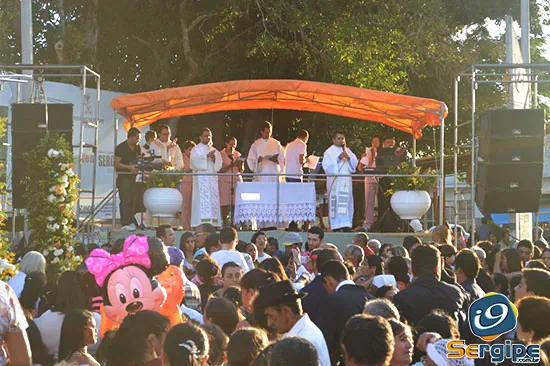 Fiéis lotam ruas de Campo do Brito durante procissão da padroeira Nossa Senhora da Boa Hora
