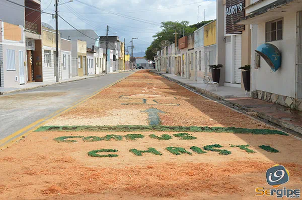 Fiéis confeccionam tapetes de Corpus Christi em Campo do Brito (SE)