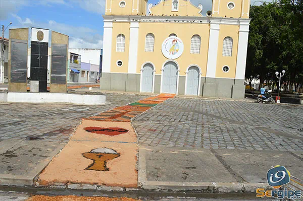Fiéis confeccionam tapetes de Corpus Christi em Campo do Brito (SE)