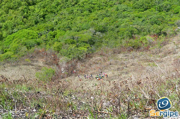 Veículo cai em grota na Serra dos Montes em Campo do Brito e três pessoas ficam feridas