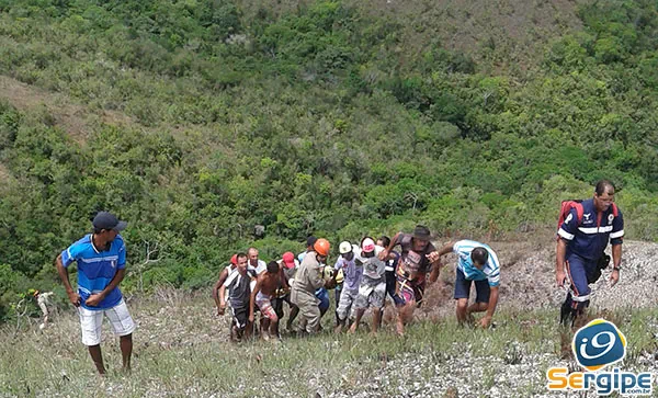 Veículo cai em grota na Serra dos Montes em Campo do Brito e três pessoas ficam feridas