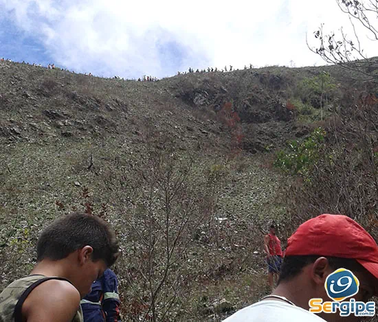 Veículo cai em grota na Serra dos Montes em Campo do Brito e três pessoas ficam feridas