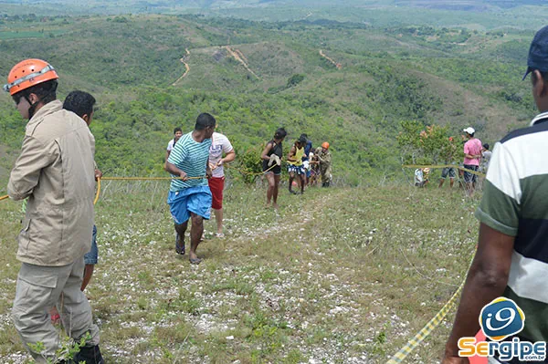 Veículo cai em grota na Serra dos Montes em Campo do Brito e três pessoas ficam feridas