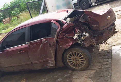 Carro colide com portal de entrada do município de Campo do Brito