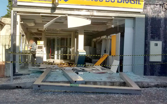 Bandidos explodem caixas do Banco do Brasil em Campo do Brito