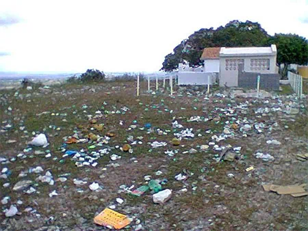 Falta de consciência da população e de limpeza do setor público deixa a Serra dos Montes cheia de lixo